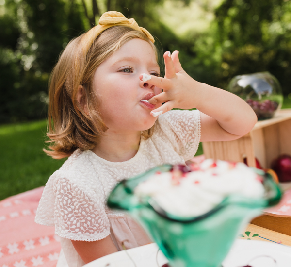 Sesión de fotos infantil en bañera y ropa tendida